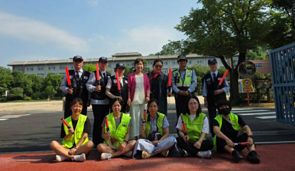 수원 매산초등학교(교장 임미경)와 실버경찰봉사대, 수원서부 어머니폴리스회는 9일 아동지킴이 MOU를 체결하고 학교 주변에서 등교하는 아이들을 위한 교통 및 생활안전 캠페인을 전개했다. 실버경찰봉사대 제공