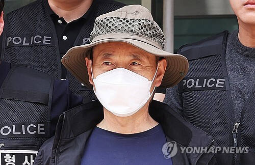 둔기와 흉기로 2명을 살해하고 2명을 다치게 한 ‘시흥 살인사건'의 피의자 중국동포 차철남이 검찰로 송치되고 있다. 연합뉴스