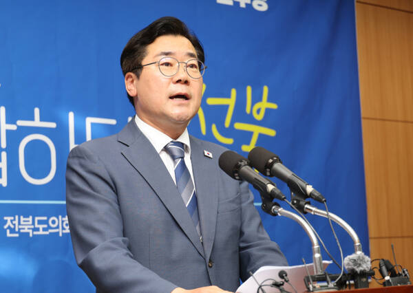 더불어민주당 당권 주자인 박찬대 의원이 지난 8일 전북특별자치도의회 기자회견에서 발언하고 있다. 연합뉴스