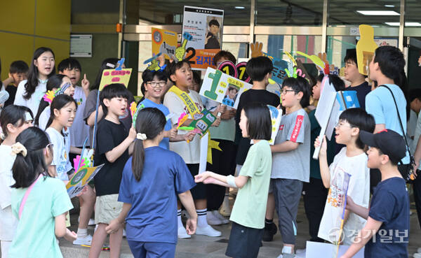 9일 오전 수원특례시 영통구 효동초등학교에서 2학기 학생자치회 임원 선거를 앞두고 운동에 나선 학생들이 등굣길 선거운동을 하고 있다. 홍기웅기자