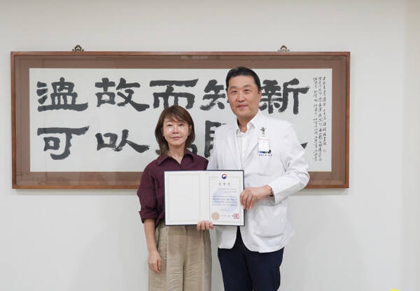 이춘택병원 윤성환 병원장이 보건복지부 장관으로부터 받은 건강보장 48주년 기념 유공자 표창을 들고 기념촬영을 하고 있다. 이춘택병원 제공