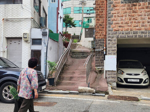 인천 중구 용동 163 일원의 용동 권번계단. 붉은색 바닥재가 돌계단을 뒤덮고 있다. 이병기기자
