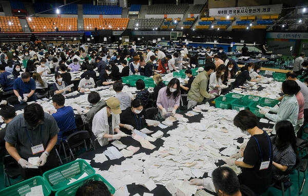 제8회 전국동시지방선거 개표소가 마련된 수원실내체육관에서 관계자들이 개표작업을 하고 있다. 경기일보DB