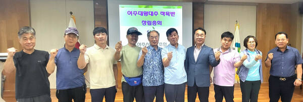 여주대왕대추 작목반이 10일 창립했다. 이날 창립된 작목반원과 이후정 산림조합장이 기념촬영을 하고 있다/ 여주=유진동기자