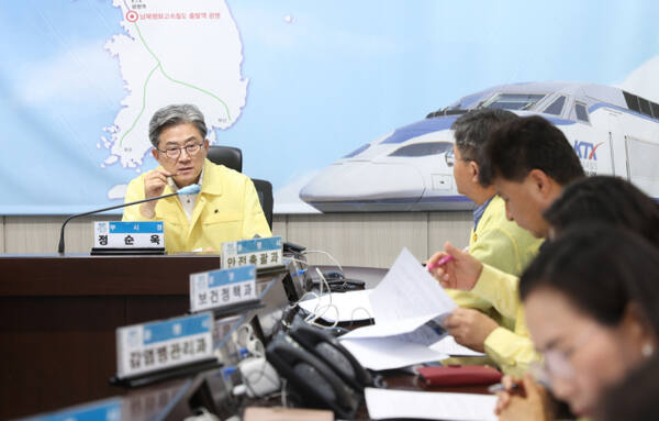 정순욱 광명시 부시장이 10일 오후 시청 재난안전상황실에서 열린 '2025년 폭염 종합대책 회의'를 주재하고 있다. 광명시 제공