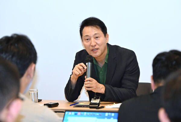오세훈 서울시장이 지난 5일(현지시간) 밀라노의 한 호텔에서 열린 동행 기자 간담회에서 발언하고 있다. 서울시