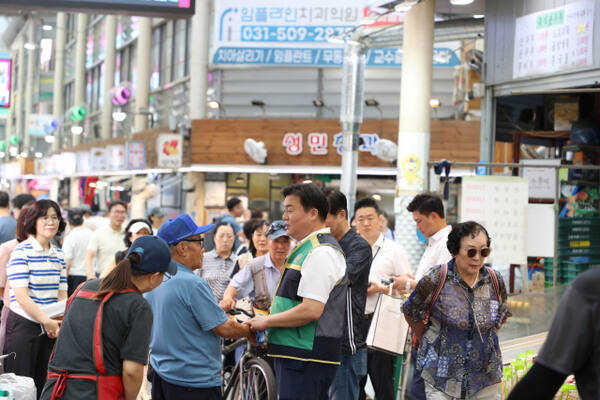 임병택 시흥시장이 10일 삼미시장을 찾아 폭염상황을 점검하고 상인들과 소통하고 있다. 시흥시제공.