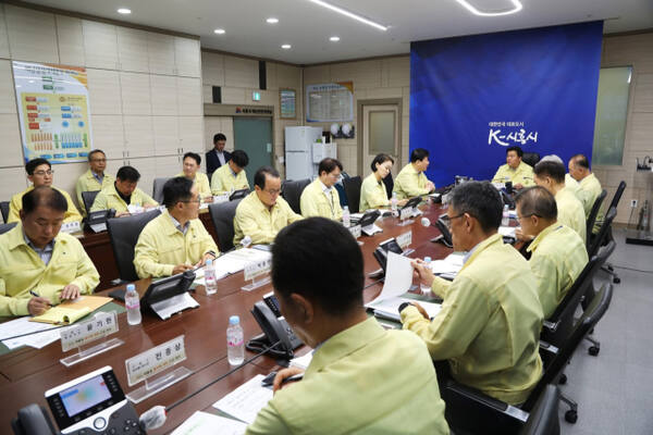 임병택 시흥시장이 10일 시흥시청 재난안전상황실에서 재난안전대책회의를 주재하고 있다. 시흥시제공.