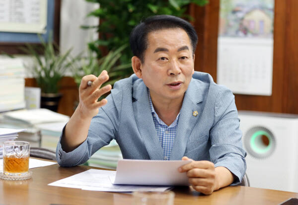 김연균 의정부시의회 의장이 취임 1주년을 맞아 인터뷰를 하고 있다. 의정부시의회 제공