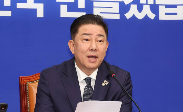 더불어민주당 김병기 당 대표 직무대행 겸 원내대표가 11일 국회에서 열린 최고위원회의에서 발언하고 있다. 연합뉴스