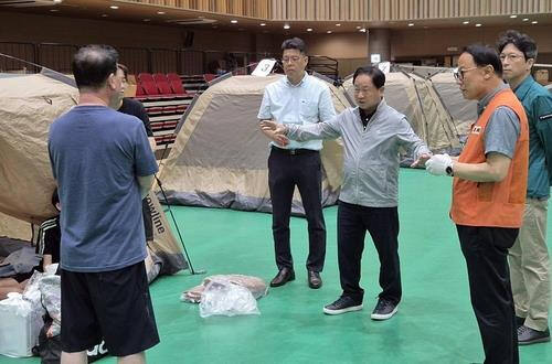 주광덕 경기 남양주시장이 지난 10일 화재 여파로 정전·단수 피해를 본 아파트 입주민 대피소를 찾아 불편 사항을 살피고 있다. 남양주시 제공