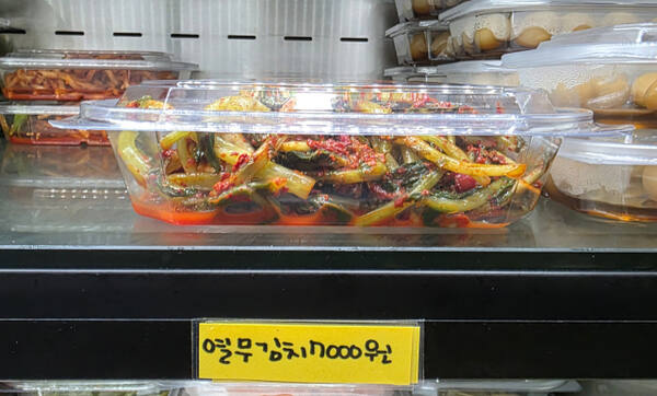 인천 미추홀구의 한 반찬가게에서 폭염으로 인해 열무값이 올라 평소 5천원에 판매하던 열무김치를 40% 인상한 7천원에 판매하고 있다. 장민재 기자