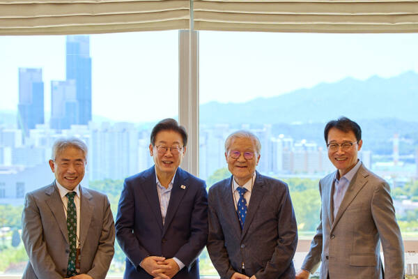지난 11일 이재명 대통령이 서울 용산 대통령실 청사에서 언론인 오찬에 앞서 기념촬영을 하고 있다. 왼쪽부터 정규재 전 한국경제신문 주필, 이 대통령, 조갑제 '조갑제닷컴' 대표, 이규연 대통령실 홍보소통수석. 연합뉴스