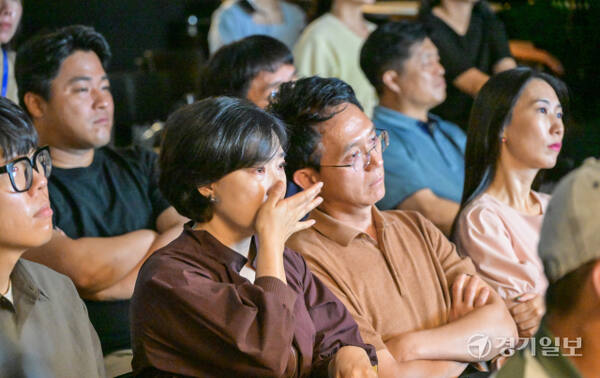 12일 오후 수원 윤아트홀에서 열린 경기도시각장애인도서관 낭독회에서 시민들이 시각장애인 일러스트작가 미긍주혜의 강연을 듣고 있다. 보이지 않아도, 선명한 이야기란 주제로 열린 이번 낭독회는 올해로 4회차를 맞는다. 윤원규기자