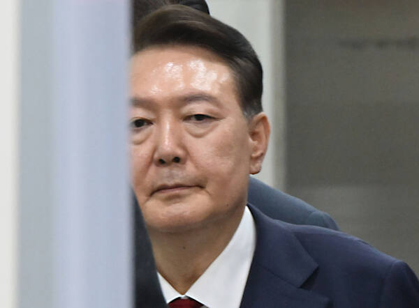 12.3 비상계엄 사태 관련 내란 혐의를 받는 윤석열 전 대통령이 지난 9일 서울 서초구 서울중앙지방법원에서 구속 전 피의자 심문(영장실질심사)을 마치고 법원을 나서고 있다. 연합뉴스