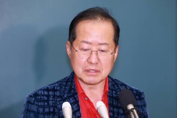 홍준표 전 대구시장이 지난달 17일 인천국제공항 제1여객터미널을 통해 귀국, 취재진과 인터뷰하고 있다. 홍 전 시장은 지난 4월 국민의힘 대선 후보 경선에서 패배한 뒤 탈당하고 미국 하와이에 머물렀다. 연합뉴스