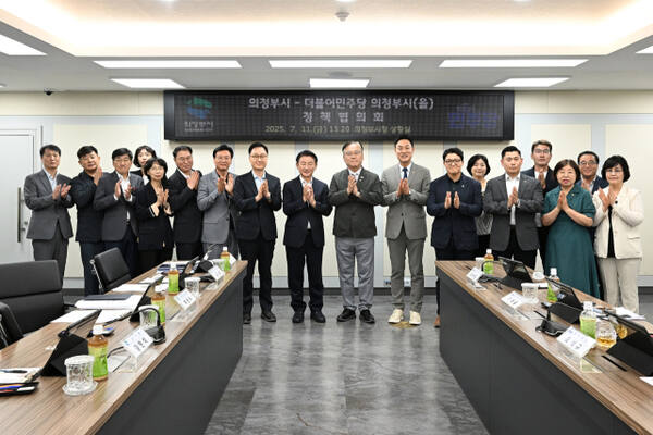 김동근 시장이 지난 11일 더불어민주당(을) 지역위원회와 정책협의회를 진행한 뒤 함께 기념촬영을 하고 있다. 의정부시 제공