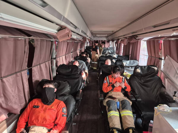 지난 9일 발생한 광명시 노온사동의 비닐하우스에서 발생한 화재 현장에 배치된 회복지원차에서 소방대원들이 휴식을 취하고 있다. 경기도소방재난본부 제공