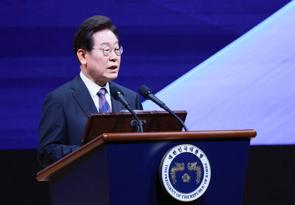 13일 이재명 대통령이 서울 코엑스에서 열린 2025 세계정치학회(IPSA) 서울총회 개막식에서 연설하고 있다. 연합뉴스