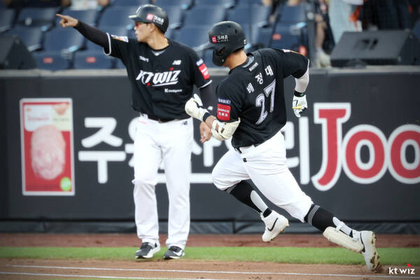 프로야구 KT 위즈가 17일부터 4일간 수원 케이티위즈파크에서 펼쳐질 한화 이글스와의 홈 4연전에서 후반기 반등을 위한 교두보 마련에 나선다.KT 위즈 제공