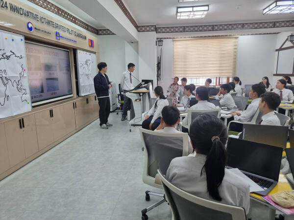 몽골의 학생들이 AI를 활용한 만화를 만들기 앞서 기후위기에 관한 수업을 듣고 있다. 인천시교육청 제공