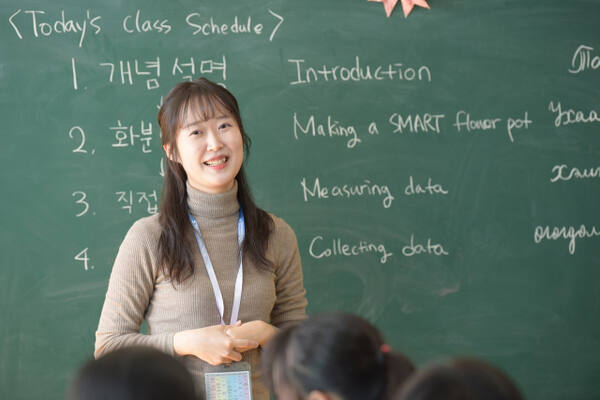 임채영 인천진산과학교등학교 교사가 스마트화분을 만드는 방법을 수업하고 있다. 인천시교육청제공
