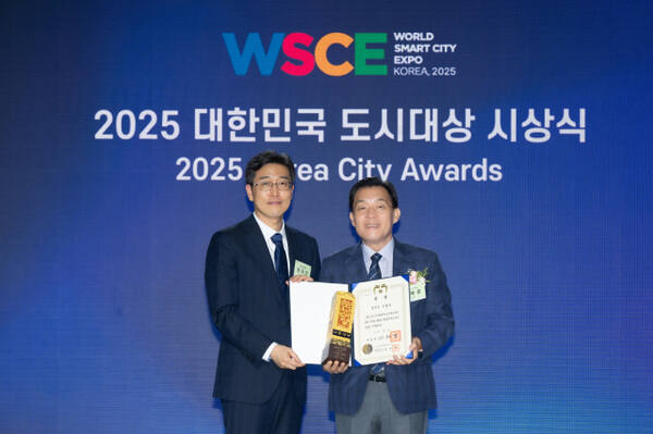 이재준 수원특례시장(오른쪽)이 15일 부산 벡스코에서 열린 ‘2025년 대한민국 도시대상’ 시상식에서 대통령상을 수상, 기념촬영을 하고있다. 수원시 제공