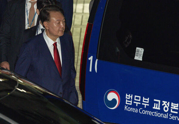 내란 혐의를 받는 윤석열 전 대통령이 지난 9일 서울중앙지방법원에서 구속 전 피의자 심문(영장실질심사)을 마치고 법원을 나서고 있다. 연합뉴스