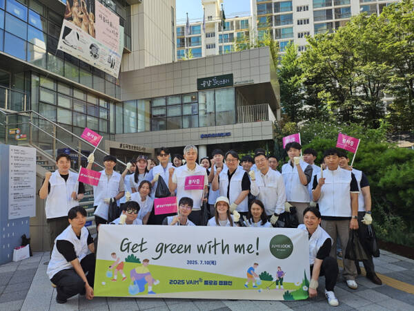 ㈜바임(VAIM) 임직원들이 서울 강남구 양재역 일대에서 ‘데이터 플로깅(Data Plogging)’ 봉사활동을 진행한 뒤 기념촬영을 하고 있다. 바임 제공