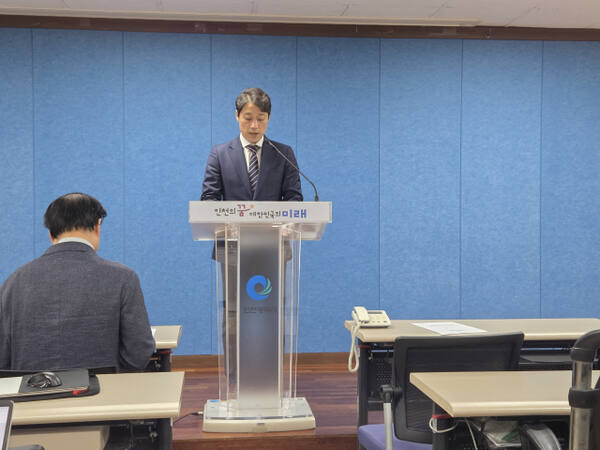 이용창 인천시의회 교육위원장이 17일 인천시청 브리핑룸에서 기자회견을 하고 있다. 정성식 기자