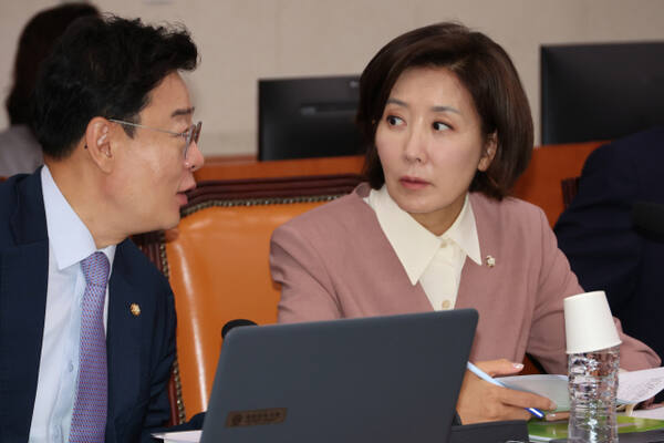 국민의힘 나경원 의원이 지난 17일 국회 산업통상자원중소벤처기업위원회에서 열린 김정관 산업통상자원부 장관 후보자에 대한 인사청문회에서 국민의힘 김성원 의원(왼쪽)과 대화하고 있다. 연합뉴스