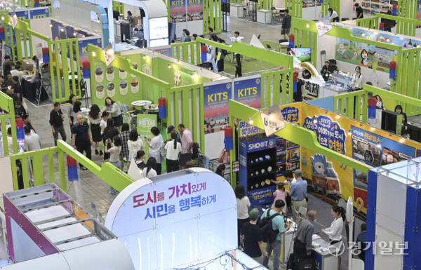 18일 오후 고양특례시 킨텍스에서 열린 '제10회 대한민국 국제 관광박람회'에서 행사를 찾 참관객들이 각 부스를 각 홍보 부스를 둘러보고 있다. 오는 21일까지 열리는 이번 행사는 도내 11개 시·군 등 약 210개 기관 및 단체가 참가해 450여개 부스를 운영해 다양한 볼거리를 제공한다. 홍기웅기자