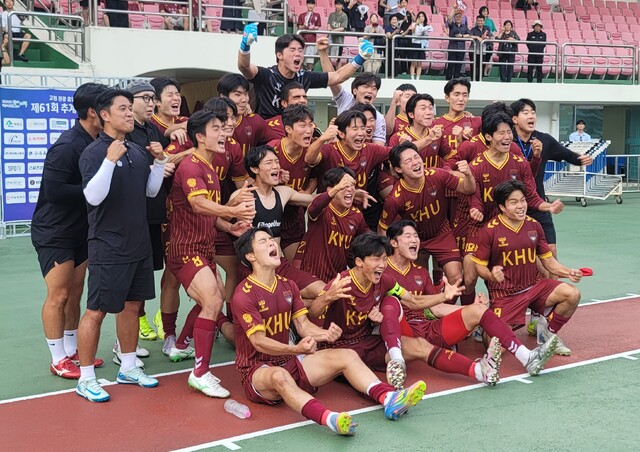 제61회 추계대학축구연맹전 태백산기서 광운대를 꺾고 정상에오른 경희대 선수들이 우승 직후 환호성을 지르며 감격해 하고 있다.경희대 제공