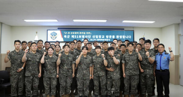 우채명 평택해경 서장(맨 우측)이 최근 해안경계업무를 담당하는 신임 육군 장교들을 대상으로 교육을 마친 뒤 기념 촬영을 진행하고 있다. 평택해경 제공