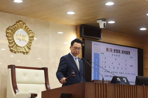 강정구 평택시의회 의장이 21일 본회의장에서 열린 ‘제257회 임시회 제1차 본회의’에서 개회식을 알리고 있다. 평택시의회 제공