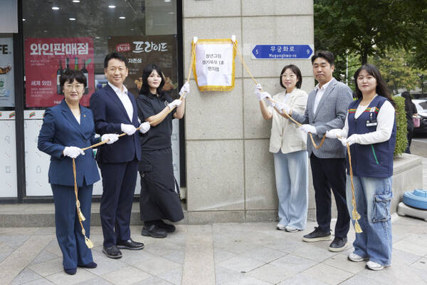 21일 고양시 라페스타에서 문을 연 사회공헌 특화매장 ‘청년 그린 편의점’ 경기북부 1호점에서 고영인 경기도 경제부지사, 고은정 경기도의회 경제노동위원장, 이상원 도의원, 김상엽 코리아세븐 운영수도권본부장, 김하나 브라더스키퍼 대표 등이 현판식을 진행하고 있다. 경기도 제공