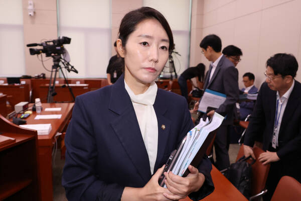 지난 14일 강선우 여성가족부 장관 후보자가 국회 여성가족위원회에서 열린 인사청문회가 오전 질의를 마치고 정회되자 청문회장을 나가고 있다. 연합뉴스