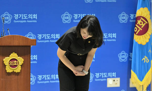 '성희롱 양우식 사퇴하라'던 이인애 경기도의원, 눈물 보이며 기자회견 취소