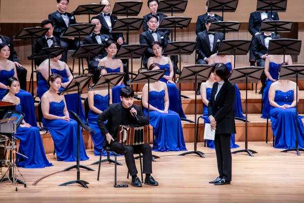 지난 3월 열린 '악기와 합창음악'에서 김종완 반도네온 연주자와 함께. 부천시립예술단 제공
