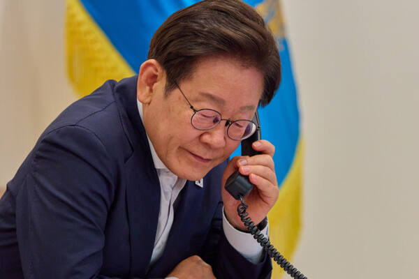 이재명 대통령이 지난 23일 서울 용산 대통령실 청사 집무실에서 울프 크리스테르손 스웨덴 총리와 전화 통화를 하고 있다. 연합뉴스