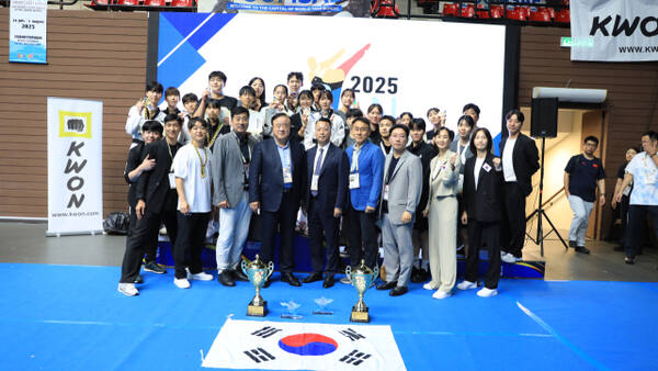 지난 25일부터 26일까지 말레이시아 쿠칭시에서 열린 ‘2025 아시아청소년태권도선수권대회’에서 대한민국이 10년 만에 남녀 동반 종합 우승을 차지했다. 한국중·고등학교태권도연맹 제공