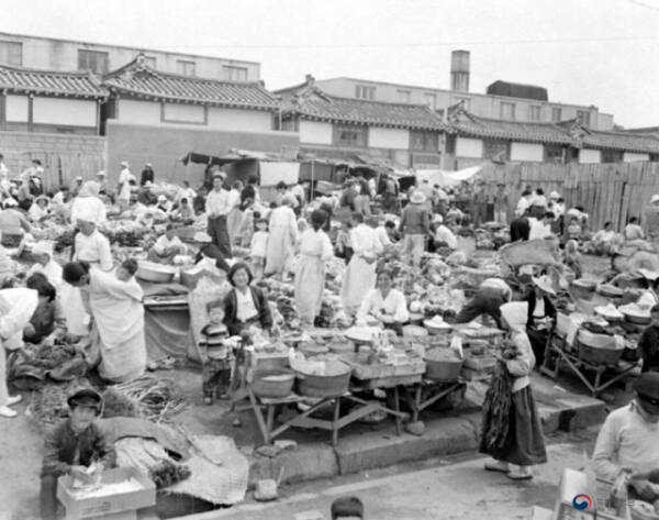 1960년대 재래시장 전경. 국가기록원 제공