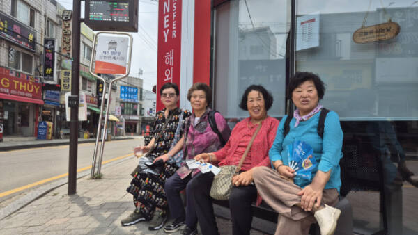 발안만세시장은 3·1운동이라는 한국의 역사와 각국의 이색적인 상점이 어우러진 공간이다. 사진은 시장을 찾은 주민 조귀엽씨(오른쪽)와 친구들이 버스를 기다리는 모습. 금유진기자