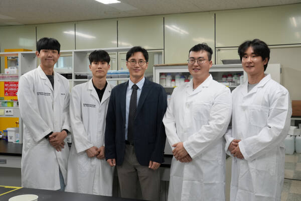 강청훈 인하대 체육교육과 교수(가운데)가 이끄는 건강질병대사연구실의 차세대 신약 개발 연구가 한국연구재단 주관 국가 글로벌 융합 연구과제로 선정, 연구원들이 기념촬영을 하고 있다. 인하대 제공