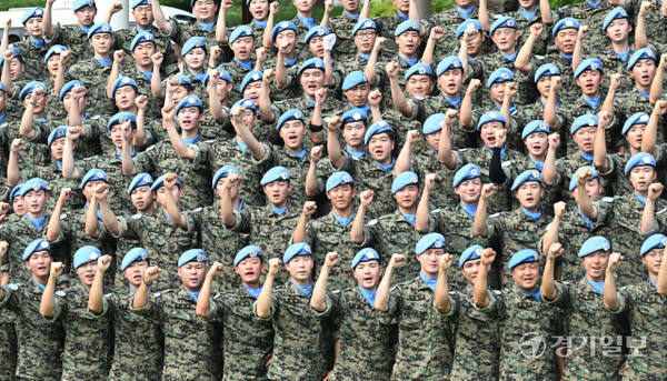 29일 인천 계양구 국제평화지원단에서 열린 남수단 파병부대인 한빛부대 20진 파병환송식에서 파병장병들과 파이팅을 외치며 기념촬영을 하고 있다.조병석기자