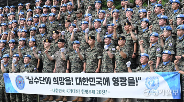 박성제 특전사령관 직무대리가 29일 인천 계양구 국제평화지원단에서 열린 남수단 파병부대인 한빛부대 20진 파병환송식에서 파병장병들과 기념촬영을 하고 있다.조병석기자