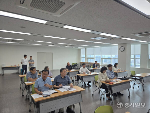 30일 오후 2시께 열린 인천시체육회 재선거 입후보안내 설명회에 참석한 입후보 예정자들이 선거 관련 내용을 듣고 있다. 박상후 기자