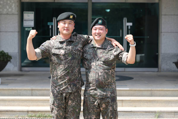 심정지 시민을 목격하고 침착한 초기대응과 후속조치로 생명을 구한 육군 2기갑여단 성규석 상사(왼쪽)와 1사단 전차대대 이현식 중사. 2기갑여단제공