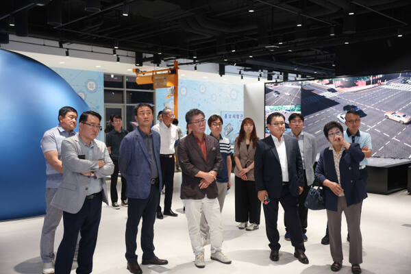 평택시 스마트모빌리티 교통환경 개선연구회가 최근 서울 미래 모빌리티센터를 방문해 벤치마킹을 실시하고 있다. 평택시의회 제공