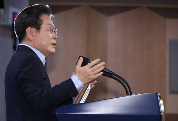 이재명 대통령이 31일 정부서울청사에서 '국민주권시대, 공직자의 길'을 주제로 고위공직자 특별 강연을 하고 있다. 연합뉴스